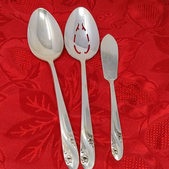 3 INTERNATIONAL HOLMES & EDWARDS ROMANCE SILVERPLATE Serving Spoons n Spredder - Picture 2 of 11